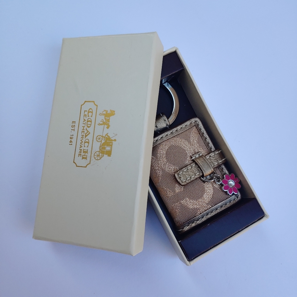 Coach Keychain Wallet Design with Pink Daisy